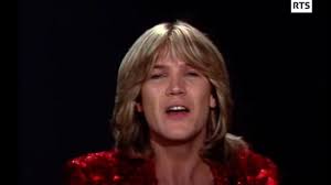 Il poursuit ses études à l'école des arts décoratifs jusqu'à 17 ans lorsqu'on lui propose de remplacer un mannequin pour une agence en allemagne à düsseldorf. Zdqwqozkxrxxzm