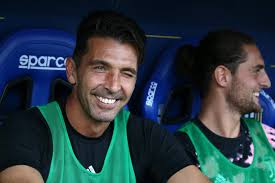 Former italy captain buffon is an iconic figure in italian football, one of the stars of the azzurri's 2006 world cup triumph who racked up a record 176 caps for his country. Karriereende Oder Vertragsverlangerung Gianluigi Buffon Hat Seine Entscheidung Getroffen
