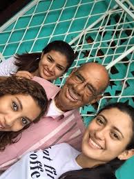 Buenas noches a todos, amigos y conocidos. Me complace muchísimo  informarles que mi tío, el Profesor Manuel Rivas (Manuelito), ya está de  vuelta en casa y en camino a una recuperación completa.