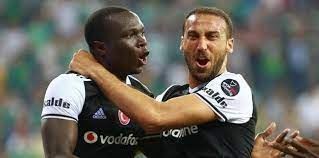 Beşiktaşlı futbolcu cenk tosun ve vincent aboubakar, fenerbahçe'nin golcüleri van persie, sow ve fernandao'nun toplam attığı golleri geride bırakmış durumda. Cenk Tosun Aboubakar A S Fotomac