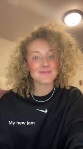 Curly blonde hair never looked so fine 😏 #curlyhair #country #lovecur...