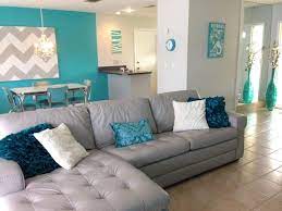 Two huge windows let the outdoor light which makes the room feel much cozier. 1001 Ideen Zum Thema Welche Farbe Passt Zu Grau Teal Living Rooms Living Room Turquoise Living Room Grey