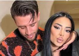 Andy Gram blen makinë të re, Flori i bën reklamë