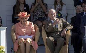 Cenone ristretto anche per la famiglia reale inglese: Regina Elisabetta E Filippo Di Edimburgo Il Ritorno In Pubblico Del Principe Com E Oggi A 99 Anni Libero Quotidiano