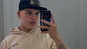 Bhizzi porn featuring Twitter profile