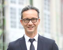 John Douglas' Karriere, seine berühmtesten Fälle und seine  Ermittlungstechniken sind in vielen Artikeln und Romanen beschr