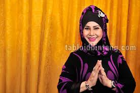 Aku terlanjur sudah mencintai dia. Lirik Lagu Seujung Kuku Elvy Sukaesih Tabloidbintang Com