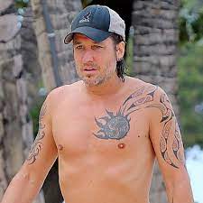 Australian singer and guitarist who immigrated to america and established himself as a country star. Keith Urban Shirtless In Hawaii Pictures Popsugar Celebrity