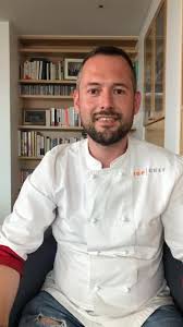 Depuis 2011, cette émission, programmée la semaine qui suit la finale de top chef, confrontait le gagnant du concours culinaire à un ancien champion. Top Chef Live Facebook