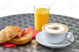 Descanso Para Tomar Café Con Una Taza De Capuchino, Zumo De Naranja Y Un  Sándwich De Jamón Fotos, retratos, imágenes y fotografía de archivo libres  de derecho. Image 50676523