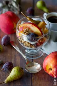 Miscela yogurt, panna, mascarpone e latte condensato e il gioco è fatto! Coppa Di Frutta Con Yogurt Greco E Muesli Brodo Di Coccole