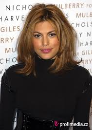 This soft and casual hairstyle from eva mendes is easy to achieve on naturally wavy hair, do you love this cut? Eva Mendes Hairstyle Easyhairstyler Hair Lengths Hair Styles Eva Mendes Hair