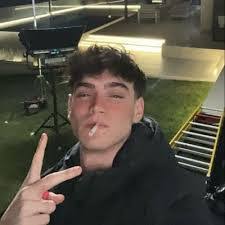 Abril Puig's Instagram, Twitter & Facebook