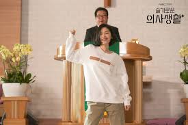 누군가는 태어나고 누군가는 삶을 끝내는, 인생의 축소판이라 불리는 병원에서 평범한 듯 특별한 하루하루를 살아가는 사람들과 눈빛만 봐도 알 수 있는 20년지기 친구들의 케미스토리를 담은. ìŠ¬ê¸°ë¡œìš´ ì˜ì‚¬ìƒí™œ í˜„ìž¥ í¬í†  Kedokteran
