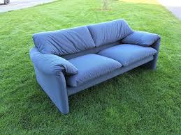 Maralunga is one of the most famous italian design sofas, a landmark that has inspired generations of designers and products. Cassina Maralunga Neu Beziehen