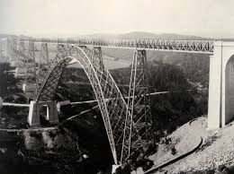 La traversée demande des nerfs aussi solides que les câbles qui tiennent l'ouvrage, préviennent les. Gustave Eiffel Constructeur De L Extreme La Pierre D Angle