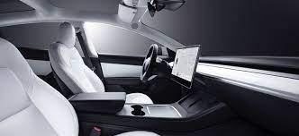 tesla model 3 innenraum touchscreen klappbare rucksitze smartphone dock