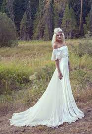 Tornano alcune delle creazioni più amate della maison in nuove vesti nella linea chanel cruise 2021, ma non mancano novità di carattere pronte a lanciare trend esclusivi in vista della stagione calda. Abiti Da Sposa 2017 Vintage Anni Settanta Abiti Da Sposa Hippie Abiti Da Sposa Abiti Da Sposa Hippy