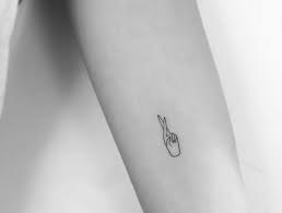Que vous soyez tatoués ou non, venez partager avec nous la passion du tatouage. 1001 Ideen Fur Kleine Tattoos Mit Geheimer Bedeutung