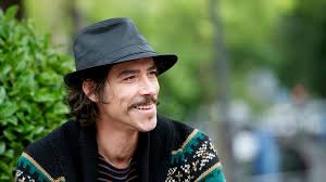 Podrás odiarlo en la pantalla, pero en la vida real Luis Rey será tu nuevo  crush