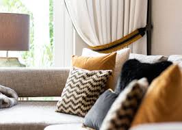 Wenn etwas farbe in den wohnraum gebracht werden soll, kommen die kuscheligen sofakissen zum einsatz. Tutorial Kissendeko Perfekt Inszeniert Mit Kissen Dekorieren Hoate