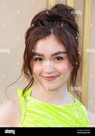 Anna Gold's Instagram, Twitter & Facebook