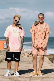 J Balvin Chills On The Beach On Looklive Bunny Wallpaper Bunny Fashion Bunny Outfit