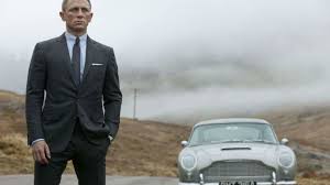 The appearance of julia, a young charismatic and emancipated english girl, in her neighbourhood turns diane's everyday life upside down. James Bond Lanyok Akkor Es Most 38 Foto Nlc