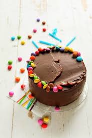 Des Smarties 10 Idees De Topping Original Pour Decorer Un Gateau Elle A Table Gateau Smarties Gateau D Anniversaire Smarties Gateau