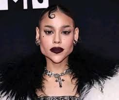 Artistas femeninas si no fueran famosas