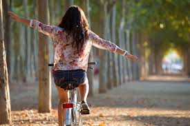 Imagens de Mulher pedalando sem royalties | DepositPhotos