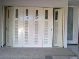 Di bagian pintu pagar minimalis (bagian tengah) pada pagar terdapat ornament besar dari besi yang berbentu unik dan memberikan kesan motif yang istimewa. Desain Pintu Besi Minimalis Menarik Rumahminimalispro Com