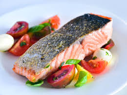 Tatsächlich gibt es aber keine wirklich aufwendige oder schwierige methode, lachs zu braten oder anderweitig zuzubereiten. Lachsfilet Braten So Wird Ihr Fisch Schon Glasig Und Saftig Liebenswert Magazin