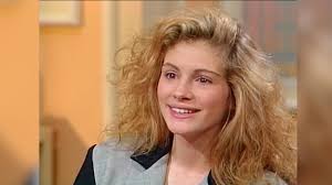 Julia roberts eventually proved to be one of the finest performers of her generation, but she never could quite perhaps because she achieved such massive fame at a relatively young age, and so perfectly embodied the platonic ideal. Julia Roberts First Learned She Was Famous During An Awkward Bathroom Encounter