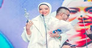 Pelakon mira filzah lebih selesa untuk tidak memberi sebarang ulasan dan komen mengenai status dirinya dengan pelawak. Bintang Paling Popular Abpbh 32 Milik Mira Filzah Tahniah Hot Fm