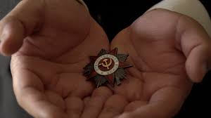 La cantidad de medallas que un militar lleva colgadas significan dos cosas; El Mexicano Que Encuentra Y Devuelve Las Medallas Perdidas Y Robadas De La Segunda Guerra Mundial T13