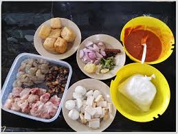 Resepi mee kari dihiaskan dengan telur rebus, tauhu goreng, sawi celur, taugeh, cili merah, lemon/ limau kasturi, timun, daun sup. 1 Resepi Mee Karisumijelly Weblog