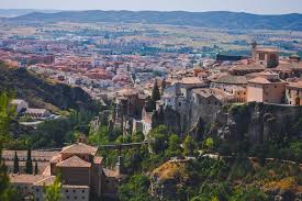 Las casas colgadas, colgantes o voladas, también casas del rey, son un conjunto de edificios civiles situados en la ciudad española de cuenca. Casas Colgadas De Cuenca Un Lugar Escondido Lleno De Magia