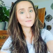 Lisa Vaz's Instagram, Twitter & Facebook