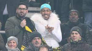 Aubameyang wearing dior sunglasses, nike nigeria 2018 dry squad top, nike nigeria 2018 joggers, christian louboutin leather backpack, nike air vapormax plus rainbow. Das Ist Ja Auba Dreist Drogba Kopiert Polarmeyang Outfit Fussball Bild De