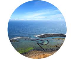 因為玄武岩，澎湖入選世界遺產潛力點 因為最美麗海灣，世界看見澎湖 因為生態保育，澎湖讓資源永續 因為包機直航，澎湖之美躍升國際 因為縣府努力，澎湖人民有著淡淡的幸福、有著驕傲的光榮感 讓我們一起來禮讚澎湖吧! æ¾Žæ¹–ä½å®¿ æ¾Žæ¹–å››æµ·å¤§é£¯åº—