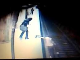 Tânăra de 25 de ani a fost aruncată în faţa metroului, marți seară, în stația dristor. Imagini Socante Momentul È™ocant In Care TanÄƒra Este ImpinsÄƒ In FaÈ›a Metroului Youtube