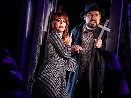 Based on tim burton's dearly beloved film, this hilarious new musical tells the story of lydia deetz, a strange and unusual teenager whose whole life changes when she meets a recently deceased couple and a demon with a thing for. Beetlejuice Standout Leslie Kritzer Is Broadway Com S Next Vlogger Broadway Buzz Broadway Com