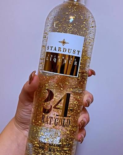 STARDUST - Purer Luxus mit Stardust 24 Karat Gold ✨🥂#stardust #glitter  #luxury #vodka #red #white #gold #purple #germany #switzerland #strawberry  #vanilla #grape #mint #coconut #pineapple #peach #lemongrass #bar  #nightclub #woman #lifestyle #likör #
