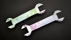 Zaubern sie aus einem geldschein eine zauberhafte blume oder einen imposanten schwan. Geschenk Zum Einzug Stuhl Aus Geld Falten