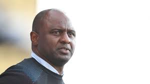 Egy szurkoló addig provokálta, míg Vieira meg nem rúgta + videó