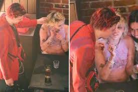 Miley cyrus & yungblud spotted showing pda as they hang out at l.a.'s rainbow room. Zwhznz Ndcnucm
