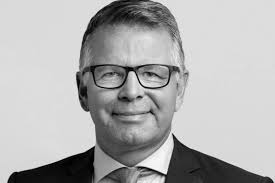 Partnerexit og coronaramte retssager skærer markant luns af omsætningen hos  Elmer