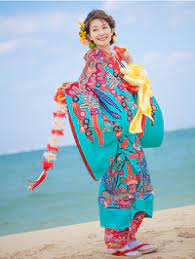 結婚写真を沖縄で撮るなら琉球衣装 おすすめ撮影スポットも紹介 琉装 伝統的なドレス 沖縄 ファッション