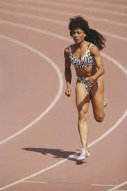 One famous athlete who's last name starts with the letter e is chris evert. 40 Most Powerful Female Athletes Of All Time Glamour